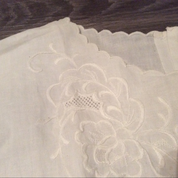 ⭐️ SOLD ⭐️ Vintage crisp white embroidered top - Picture 3 of 3